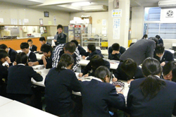 食堂で先生と一緒に学習する生徒たち｜Webマガジン「筑陽プレス」